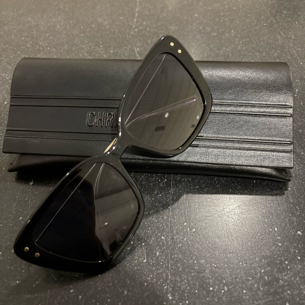 Authentic Dior Sunglasses with. Case and cloth STYLE MissDior B5I
